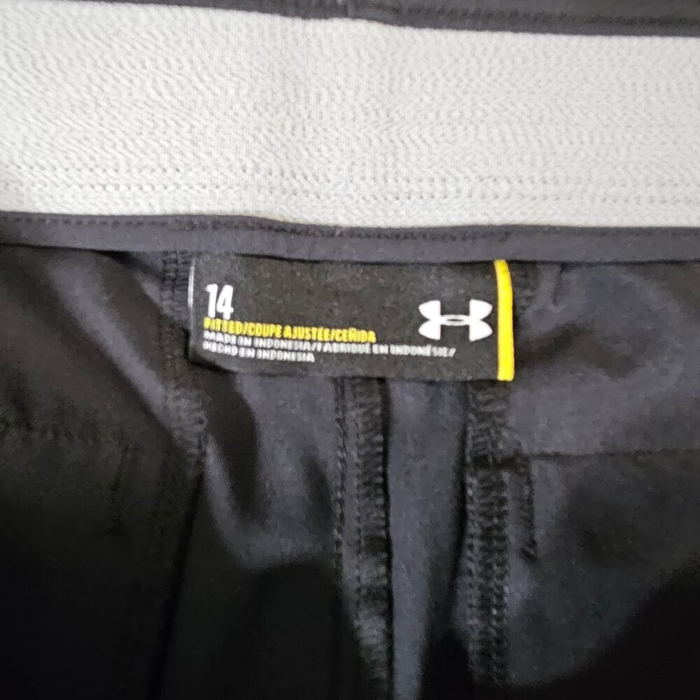Sharp Looking Under Armour Performance Wear Shorts - image 4